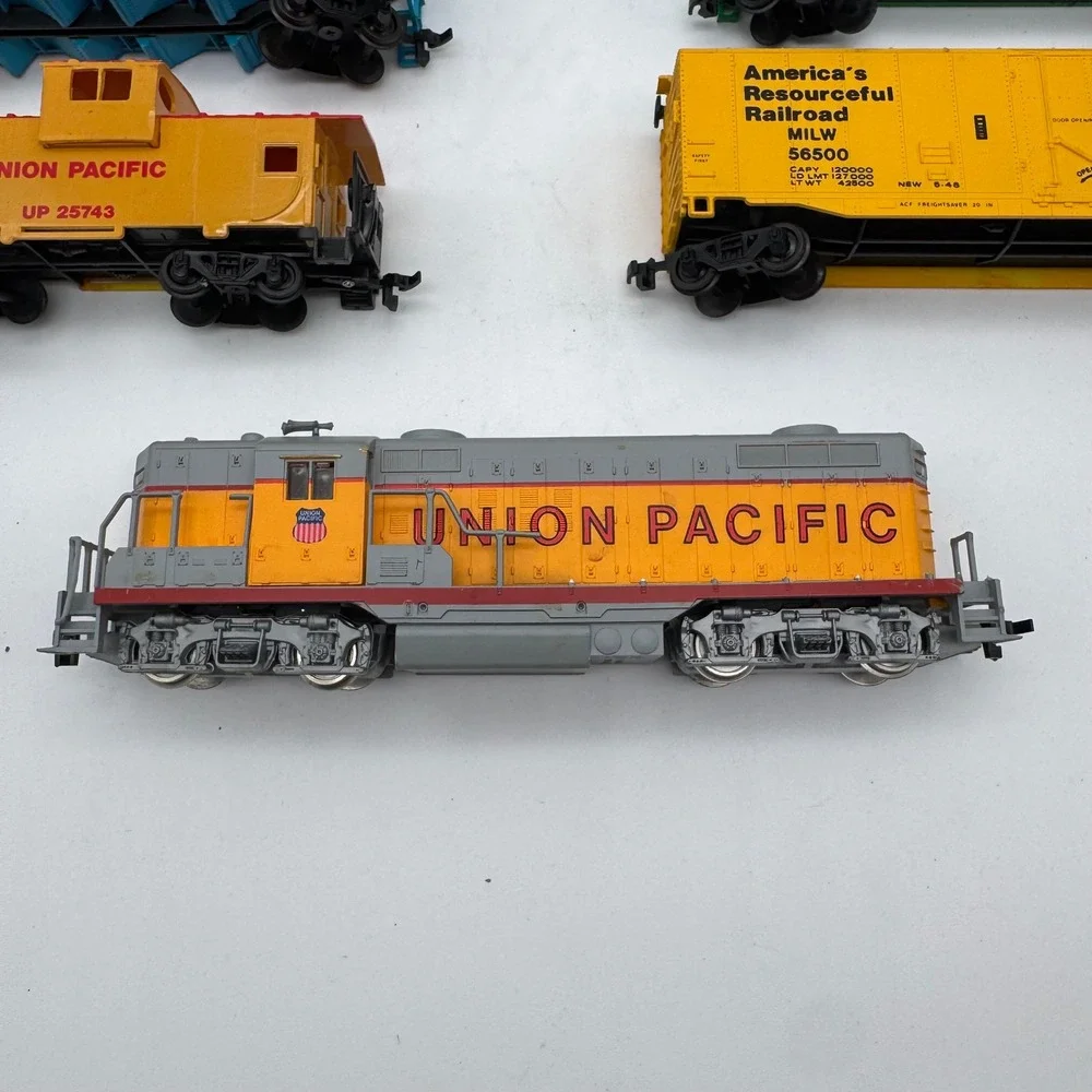 HO Scale Model‎ Train Lot Union Pacific Diesel Locomotive Freight Cars 7pc Set